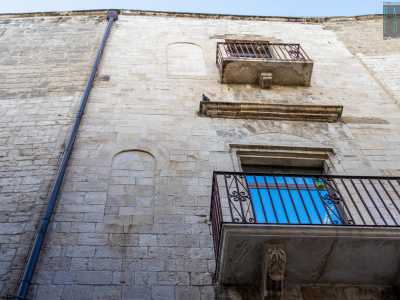 ...con strette finestre ad arco lunato (alcune murate)...